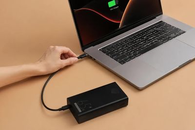 Có nên dùng pin dự phòng để sạc máy tính?