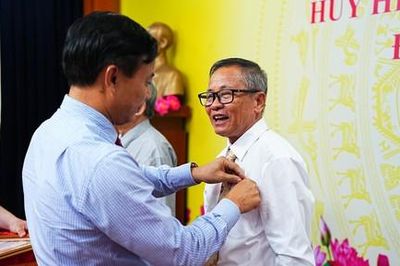 TPHCM: Các địa phương trang trọng tổ chức trao Huy hiệu Đảng dịp Quốc khánh 2-9