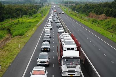 Hai vụ tai nạn liên hoàn trên cao tốc do không giữ khoảng cách an toàn khiến 11 ô tô hư hỏng