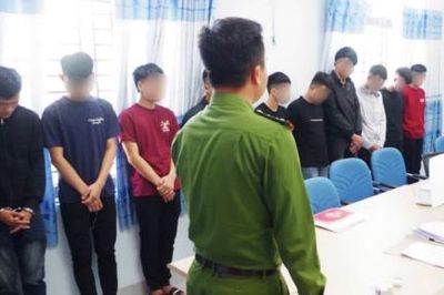 Khởi tố 10 thanh thiếu niên mang theo hung khí, chạy xe lạng lách, gây rối trật tự công cộng