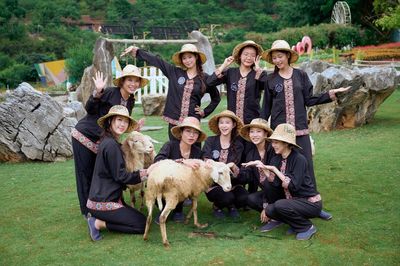 Cuộc thi hoa hậu gây chú ý khi cho thí sinh chăn dê, lội suối bắt cá