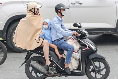 Những em bé mệt nhoài trên hành trình rời Hà Nội về quê nghỉ lễ Quốc khánh 2/9