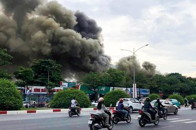 Hiện trường cháy xưởng sửa chữa ô tô ở Hà Nội, cuồn cuộn khói đen trùm khu vực