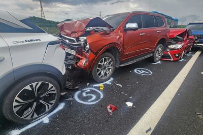2 vụ tai nạn liên hoàn, 11 ô tô hư hỏng do lỗi duy trì khoảng cách trên cao tốc