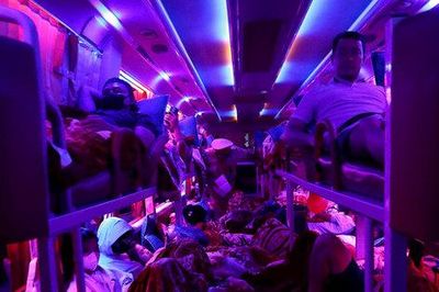Xe 'nhồi nhét' khách bị cảnh sát giao thông Hà Nội đón lõng xử phạt nghiêm