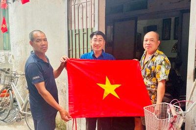 Ngõ phố rực rỡ cờ hoa đón Quốc khánh