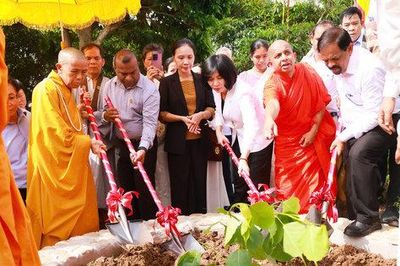 Đồng chí Phùng Thị Hồng Hà dự lễ trồng Thánh tích cội Bồ Đề tại chùa Vạn Phúc