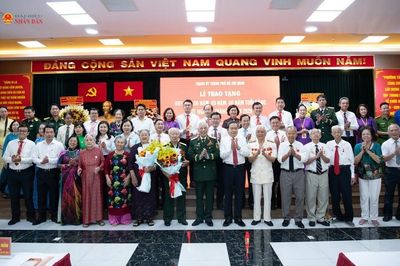 Chủ tịch Quốc hội Trần Thanh Mẫn trao Huy hiệu Đảng tặng các đảng viên lão thành