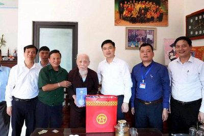 Xã Đa Phúc thăm, tặng quà người có công dịp Quốc khánh 2-9