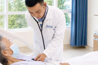 Tiết dịch giống sữa, người phụ nữ 68 tuổi phát hiện u tuyến yên gần 5 cm