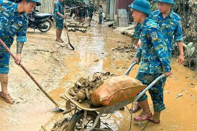 Bộ đội 'buông súng cầm xẻng' dọn bùn giúp dân khắc phục hậu quả bão số 4