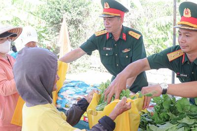 Ấm áp gian hàng 0 đồng sẻ chia yêu thương ở Ba Ngòi
