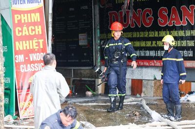 Cháy dữ dội dãy lán tạm, xưởng ô tô trên đường Lê Quang Đạo, Hà Nội