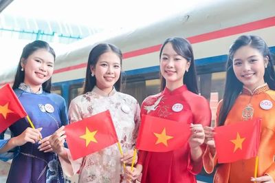 Ngắm dàn thí sinh Hoa hậu Việt Nam 2026 rạng rỡ trong tà áo dài tại Ga Hà Nội