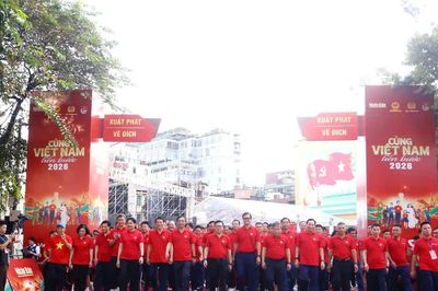 Rực rỡ sắc cờ, hàng vạn người cùng Việt Nam tiến bước
