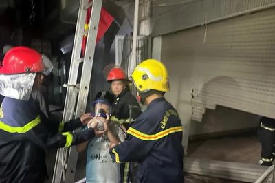 Kịp thời dập tắt đám cháy, giải cứu an toàn 3 người mắc kẹt