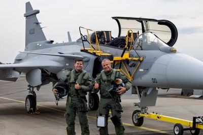 Chiến đấu cơ Gripen F hai chỗ ngồi lần đầu cất cánh