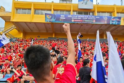 Bầu không khí cuồng nhiệt của cổ động viên Công an Hà Nội trước giờ diễn ra trận Siêu cúp Quốc gia