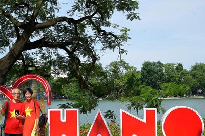 Du khách thích thú check-in bên không gian Hồ Hoàn Kiếm