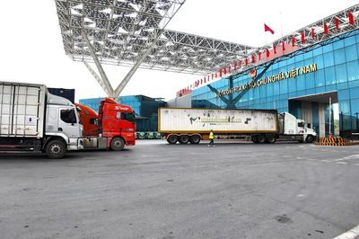 Hải quan cửa khẩu quốc tế Móng Cái giữ nhịp giao thương thông suốt dịp nghỉ lễ
