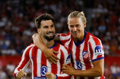 Atletico Madrid chiếm ngôi đầu La Liga