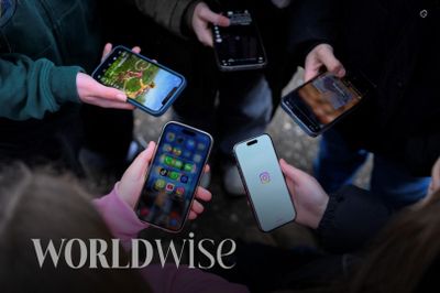Cách thế giới buộc Facebook, TikTok dọn 'rác' mạng