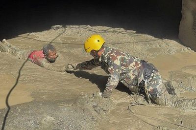 Nepal bơm không khí vào đường hầm, nỗ lực cứu 100 công nhân mắc kẹt