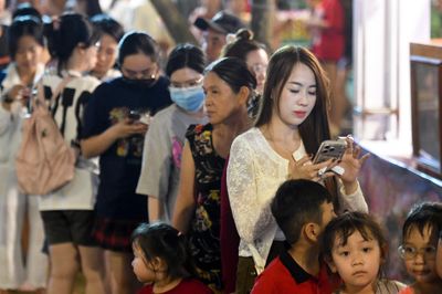 Đầm Sen đông nghịt