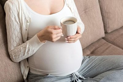 Phụ nữ mang thai có được uống cà phê, trà?