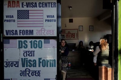 Mỹ dừng phỏng vấn visa, nhiều người lo giấy tờ hết hạn, chi phí tăng