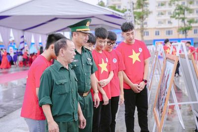 Biển đảo Việt Nam hiện lên sống động qua tranh cổ động và ảnh tư liệu