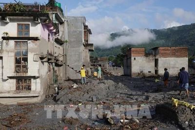 Cậu bé Nepal 8 tuổi sống sót hy hữu sau 3 ngày mắc kẹt trên ngọn cây giữa dòng lũ dữ