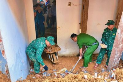 Sơn La: Gần 350m³ đất đá sạt xuống, nhà dân ở Mường Lạn hư hỏng nặng