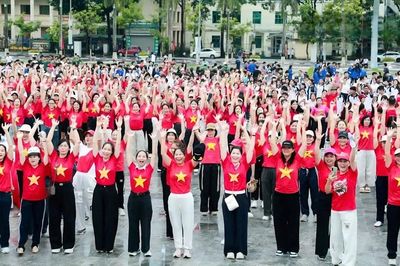 Thanh Hóa rực sắc cờ đỏ, hàng nghìn bước chân cùng Việt Nam tiến bước