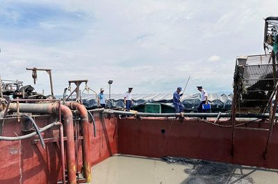 Cảnh sát biển bắt giữ phương tiện vận chuyển cát nhiễm mặn không rõ nguồn gốc
