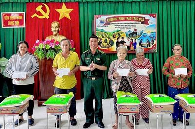 Những phần quà giúp ấm lòng các gia đình khó khăn vui Tết Độc lập