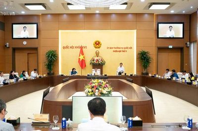 Xem xét thông qua Nghị quyết mới về bảng lương, phụ cấp, tiêu chuẩn bổ nhiệm, điều kiện nâng ngạch...
