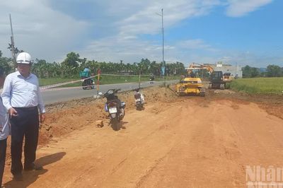 Sốt ruột dự án chậm tiến độ, chủ đầu tư ra hiện trường đốc thúc nhà thầu thi công xuyên lễ