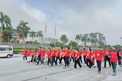 Đi bộ 'Cùng Việt Nam tiến bước': Sắc áo cờ đỏ sao vàng phủ kín Quảng trường Pác Bó, Cao Bằng