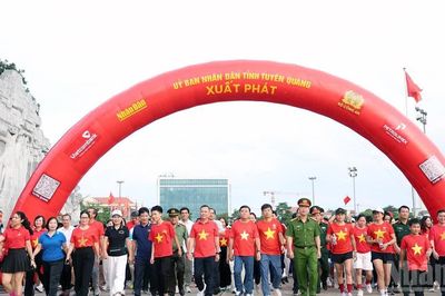 Hàng nghìn người tại Tuyên Quang tham gia đi bộ 'Cùng Việt Nam tiến bước'