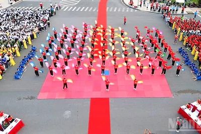 Sôi nổi Chương trình 'Cùng Việt Nam tiến bước' tại Vĩnh Long