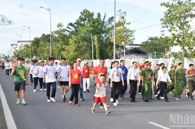 Cán bộ, người dân Đồng Tháp hưởng ứng nhiệt tình Chương trình đi bộ 'Cùng Việt Nam tiến bước'