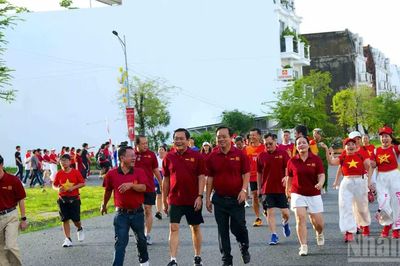 Các tầng lớp nhân dân Cà Mau hát Quốc ca, đi bộ 'Cùng Việt Nam tiến bước' năm 2026