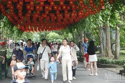 Người dân Thành phố Hồ Chí Minh nô nức vui chơi dịp lễ Quốc khánh 2/9