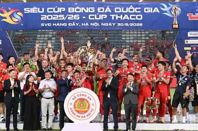 [Ảnh] Khoảnh khắc đăng quang của Công an Hà Nội tại Siêu cúp quốc gia