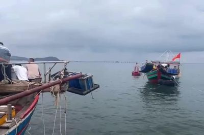 Nghệ An: 2 tàu cá bị chìm, 4 thuyền viên được ứng cứu kịp thời