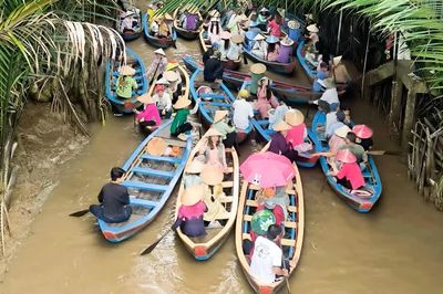 Du khách thích thú trải nghiệm xuồng ba lá, xe ngựa trên cồn Thới Sơn