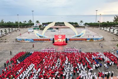 Hơn 13.200 người ở Quảng Trị đi bộ 'Cùng Việt Nam tiến bước'
