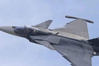 Tiêm kích 2 chỗ ngồi Gripen F lần đầu cất cánh