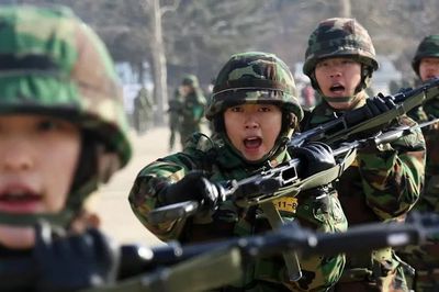 Khảo sát: Gần 60% người Hàn Quốc ủng hộ bắt buộc phụ nữ nhập ngũ